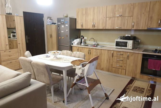 Shtepi ne shitje Apartament ne Tirane, 2+1, Mobilimi E mobiluar, Pagesa 123,000  Euro.