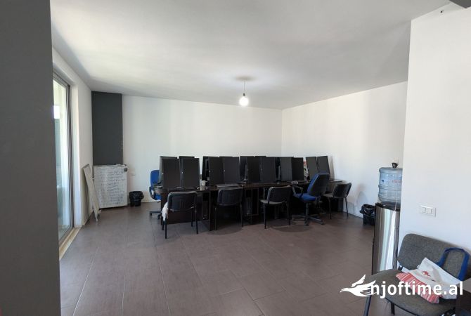 Ambjent biznesi me qera 3+1 ne Tirane - 700 Euro