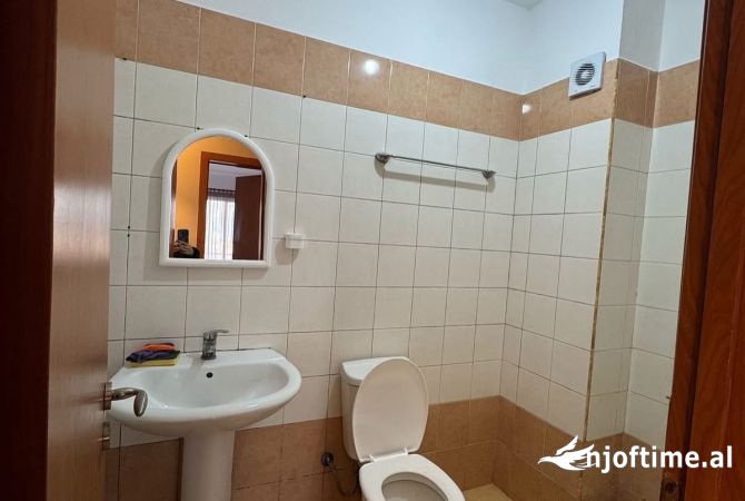 Shtepi me qera Apartament ne Tirane, 2+1, Mobilimi E mobiluar, Pagesa 45,000  Leke.