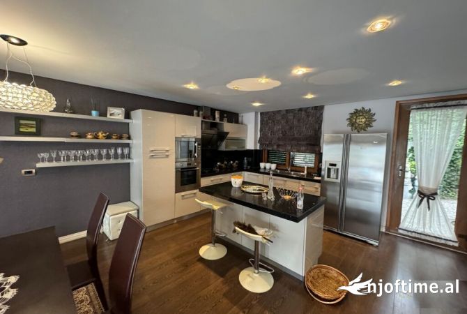 Shtepi me qera 3+1 ne Tirane - 3,500 Euro