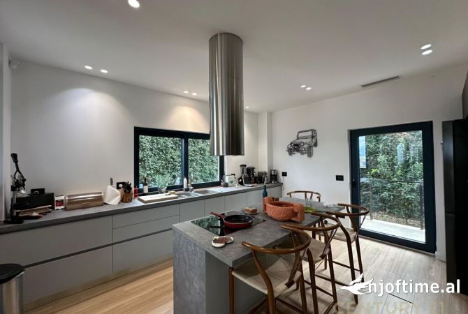 Shtepi me qera 7+1 ne Tirane - 6,500 Euro