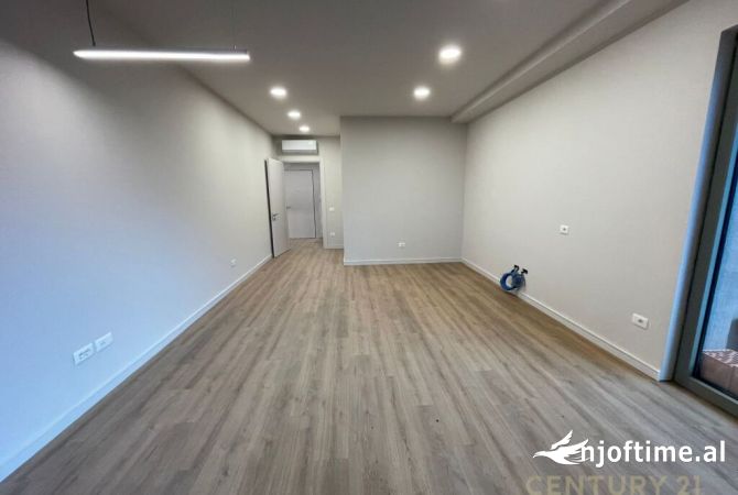 Ambient biznesi me qera 3+1 ne Tirane - 2,400 Euro