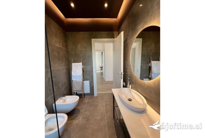 Shtepi me qera 4+1 ne Tirane - 2,000 Euro