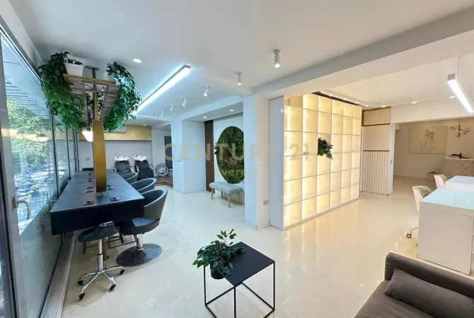 Ambiente Commerciale in Affitto 3+1 a Tirana - 1,400 Euro