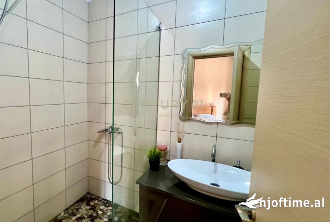 Shtepi ne shitje Apartament ne Tirane, 2+1, Mobilimi E mobiluar, Pagesa 180,000  Euro.