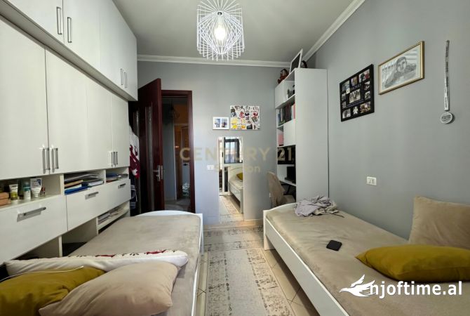 Shtepi ne shitje Apartament ne Tirane, 2+1, Mobilimi E mobiluar, Pagesa 122,000  Euro.