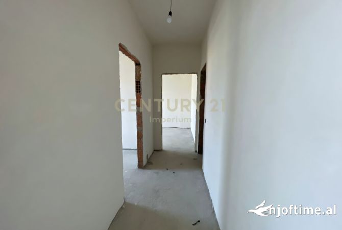 Shtepi ne shitje Apartament ne Tirane, 2+1, Mobilimi Bosh, pa mobiluar, Pagesa 153,000  Euro.