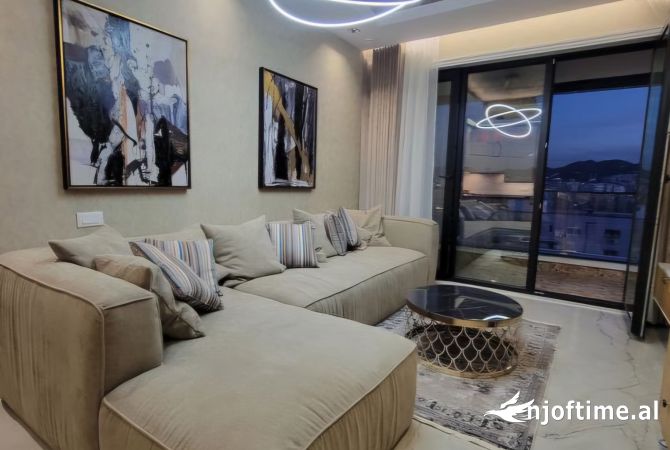 Shtepi ne shitje Penthose(kati i fundit panoramik) ne Tirane, 7+1, Mobilimi E mobiluar, Pagesa 1,605,000  Euro.