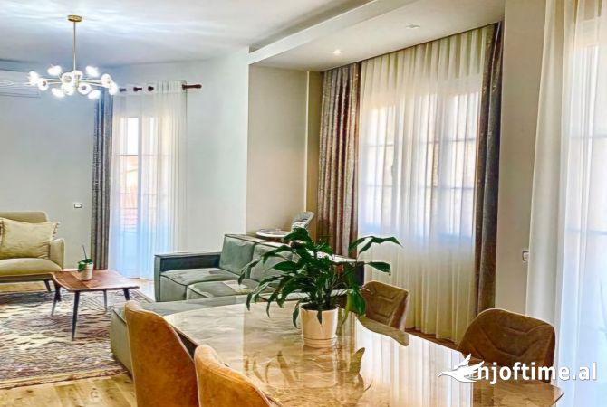 Shtepi ne shitje Vila Luksoze ne Tirane, 6+1, Mobilimi E mobiluar, Pagesa 670,000  Euro.