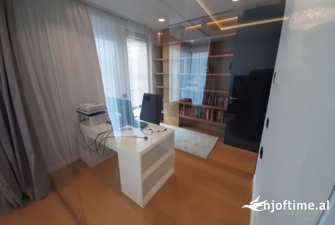 Shtepi ne shitje Penthose(kati i fundit panoramik) ne Tirane, 4+1, Mobilimi E mobiluar, Pagesa 850,000  Euro.