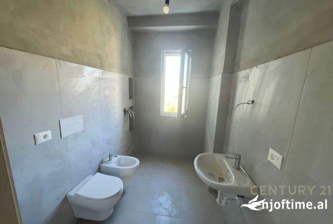 Shtepi ne shitje Apartament ne Tirane, 3+1, Mobilimi Bosh, pa mobiluar, Pagesa 220,000  Euro.