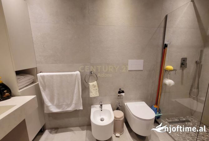 Shtepi ne shitje Apartament ne Tirane, 3+1, Mobilimi E mobiluar, Pagesa 260,000  Euro.