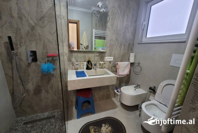 Shtepi ne shitje Apartament ne Tirane, 3+1, Mobilimi E mobiluar, Pagesa 260,000  Euro.