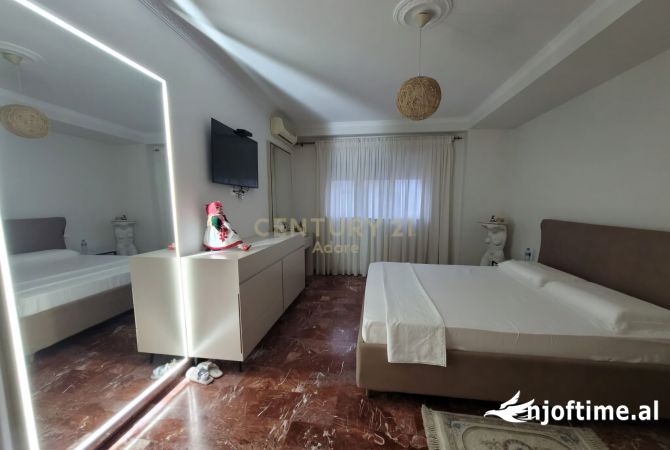 Shtepi ne shitje Apartament ne Tirane, 3+1, Mobilimi E mobiluar, Pagesa 260,000  Euro.