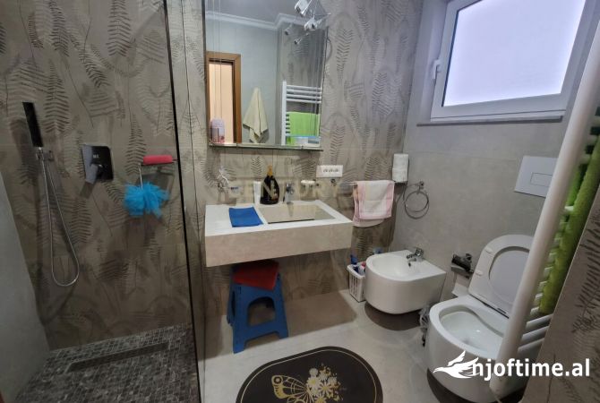 Shtepi ne shitje Apartament ne Tirane, 3+1, Mobilimi E mobiluar, Pagesa 260,000  Euro.