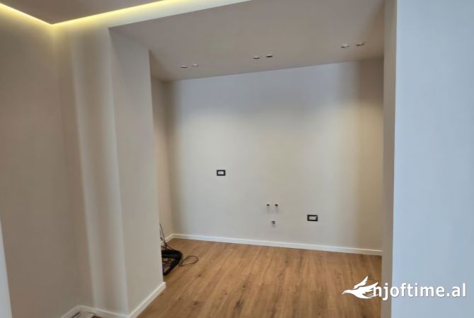 Shtepi ne shitje Apartament ne Tirane, 2+1, Mobilimi Bosh, pa mobiluar, Pagesa 309,650  Euro.