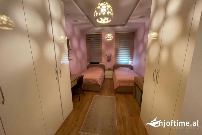 Shtepi ne shitje Apartament ne Tirane, 3+1, Mobilimi E mobiluar, Pagesa 540,000  Euro.