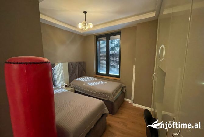 Shtepi ne shitje Apartament ne Tirane, 3+1, Mobilimi E mobiluar, Pagesa 540,000  Euro.