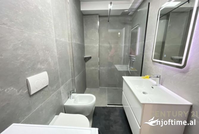 Shtepi me qera Duplex(shtepi me 2 kate) ne Tirane, 4+1, Mobilimi E mobiluar, Pagesa 1,500  Euro.
