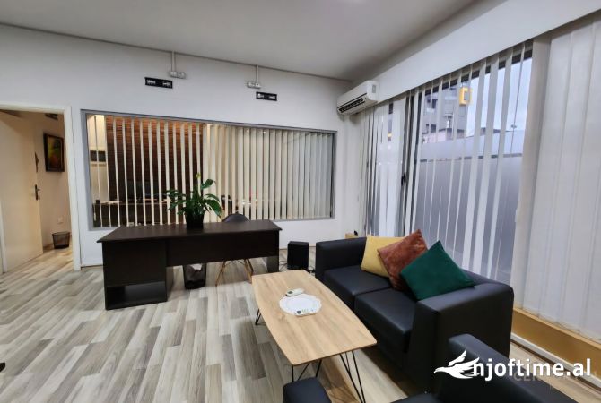 Ambient per Zyra per Qira tek Rruga Frosina Plaku, prane 21 Dhjetorit