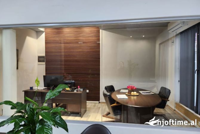 Ambient per Zyra per Qira tek Rruga Frosina Plaku, prane 21 Dhjetorit