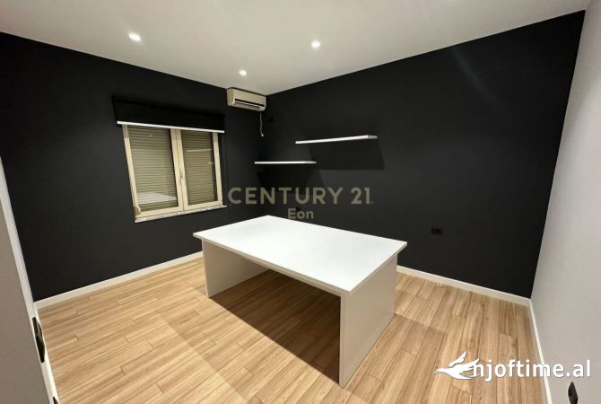 Jepet me Qira Apartament 2+1 per Zyra - Rruga Bardhyl