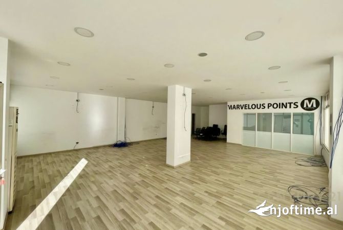 Ambient biznesi me qera 3+1 ne Tirane - 1,300 Euro
