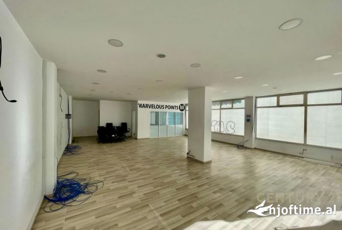 Ambient biznesi me qera 3+1 ne Tirane - 1,300 Euro
