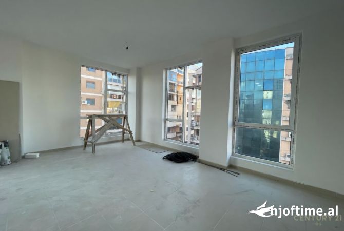 Ambient biznesi me qera 3+1 ne Tirane - 1,000 Euro
