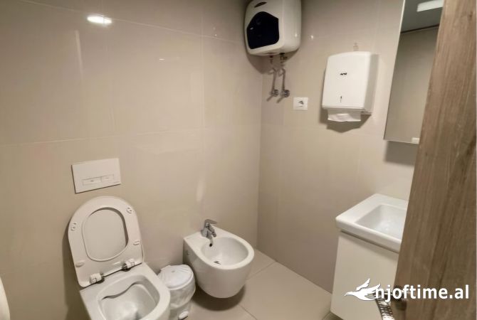 Ambient per Zyra me Qira tek Rruga e Barrikadave