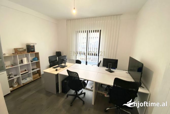 Ambient biznesi me qera 3+1 ne Tirane - 1,000 Euro