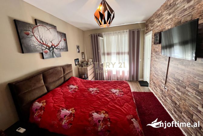 Shtepi ne shitje Apartament ne Tirane, 2+1, Mobilimi E mobiluar, Pagesa 168,000  Euro.