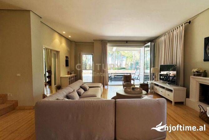 Shtepi ne shitje Vila Luksoze ne Durres, 4+1, Mobilimi E mobiluar, Pagesa 1,200,000  Euro.