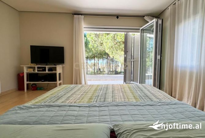 Shtepi ne shitje Vila Luksoze ne Durres, 4+1, Mobilimi E mobiluar, Pagesa 1,200,000  Euro.