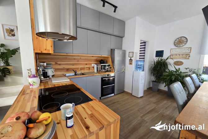 Shtepi ne shitje Vila Luksoze ne Durres, 3+1, Mobilimi E mobiluar, Pagesa 440,000  Euro.