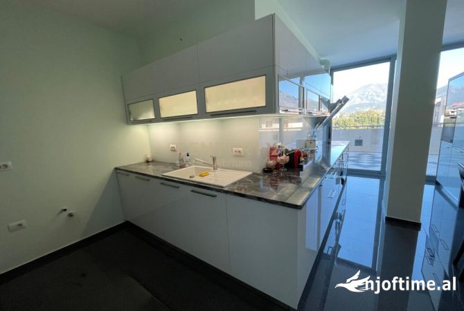 Shtepi ne shitje Apartament ne Tirane, 4+1, Mobilimi E mobiluar, Pagesa 450,000  Euro.