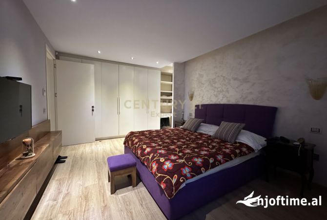 Shtepi ne shitje Penthose(kati i fundit panoramik) ne Tirane, 4+1, Mobilimi E mobiluar, Pagesa 465,000  Euro.