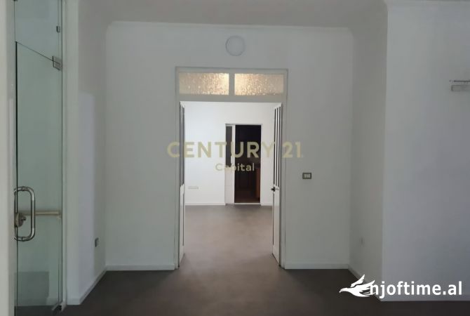 Ambient biznesi me qera 3+1 ne Tirane - 1,800 Euro