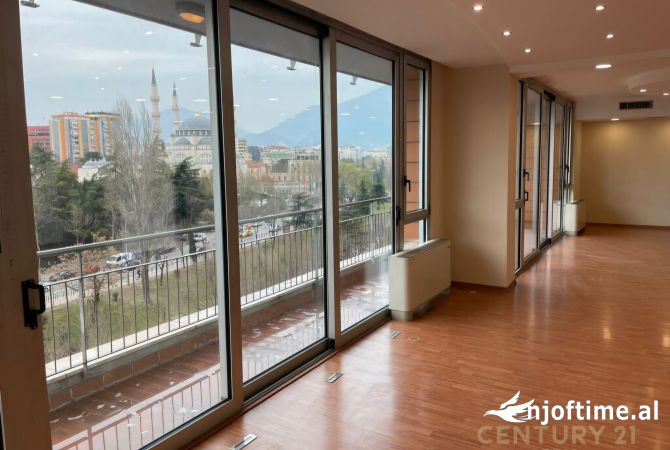 Ambient biznesi me qera 3+1 ne Tirane - 3,500 Euro