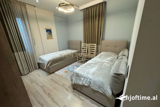 Shtepi ne shitje Apartament ne Tirane, 2+1, Mobilimi E mobiluar, Pagesa 245,000  Euro.