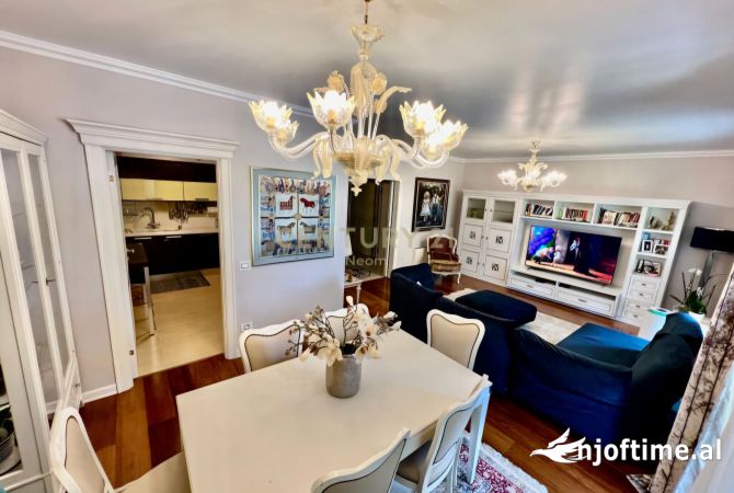 Shtepi ne shitje Penthose(kati i fundit panoramik) ne Tirane, 5+1, Mobilimi E mobiluar, Pagesa 970,000  Euro.