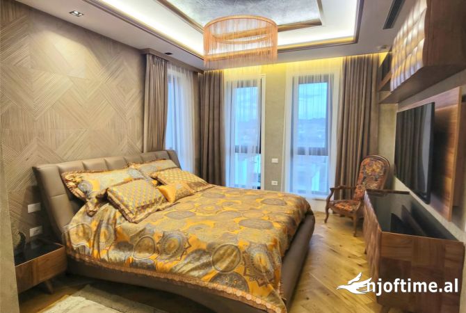 Shtepi ne shitje Penthose(kati i fundit panoramik) ne Tirane, 6+1, Mobilimi E mobiluar, Pagesa 1,605,000  Euro.