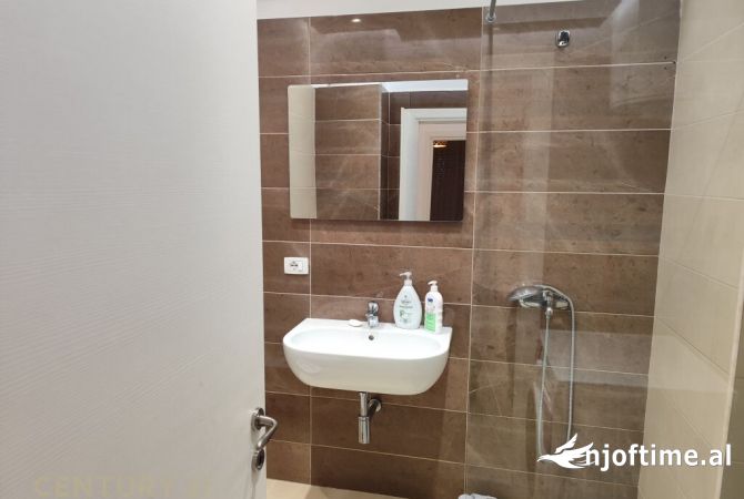 Shtepi ne shitje Apartament ne Tirane, 2+1, Mobilimi E mobiluar, Pagesa 260,000  Euro.