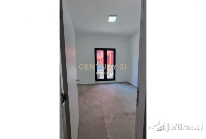 Shtepi ne shitje Apartament ne Tirane, 2+1, Mobilimi Bosh, pa mobiluar, Pagesa 190,800  Euro.