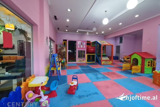 OFROJE PER SHITJE AMBIENT KOMERCIAL 225M-KINOSTUDIO!