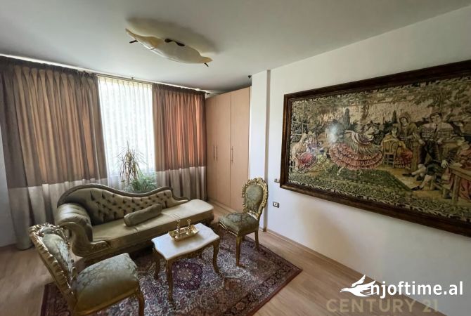 Shtepi me qera 3+1 ne Tirane - 2,500 Euro