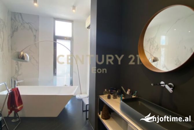 Shtepi ne shitje Penthose(kati i fundit panoramik) ne Durres, 5+1, Mobilimi E mobiluar, Pagesa 670,000  Euro.