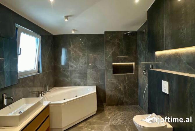 Shtepi ne shitje Penthose(kati i fundit panoramik) ne Tirane, 3+1, Mobilimi E mobiluar, Pagesa 700,000  Euro.