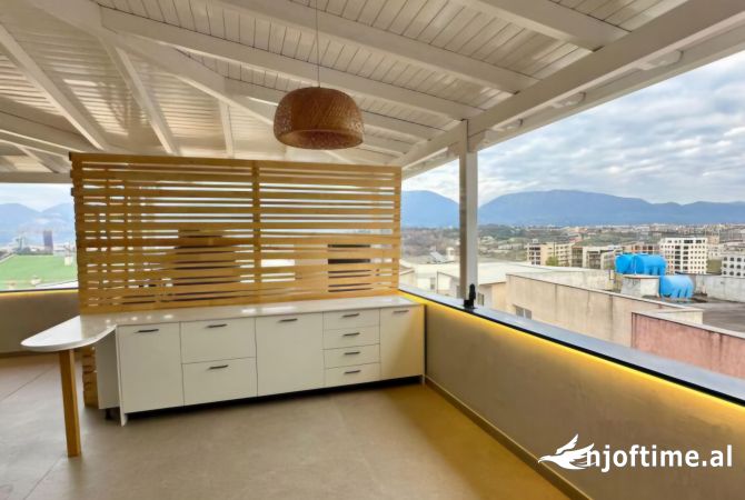 Shtepi ne shitje Penthose(kati i fundit panoramik) ne Tirane, 3+1, Mobilimi E mobiluar, Pagesa 700,000  Euro.