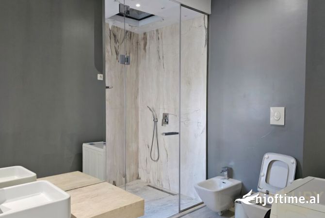 Shtepi ne shitje Apartament ne Tirane, 2+1, Mobilimi E mobiluar, Pagesa 380,000  Euro.